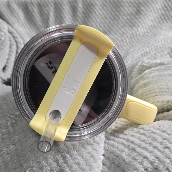 Stanley Lemon Quencher Tumbler with Handle - Picture 4 of 5